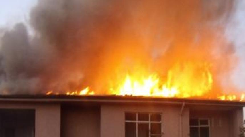 Cizre&rsquo;de eski memur lojmanı alev aldı