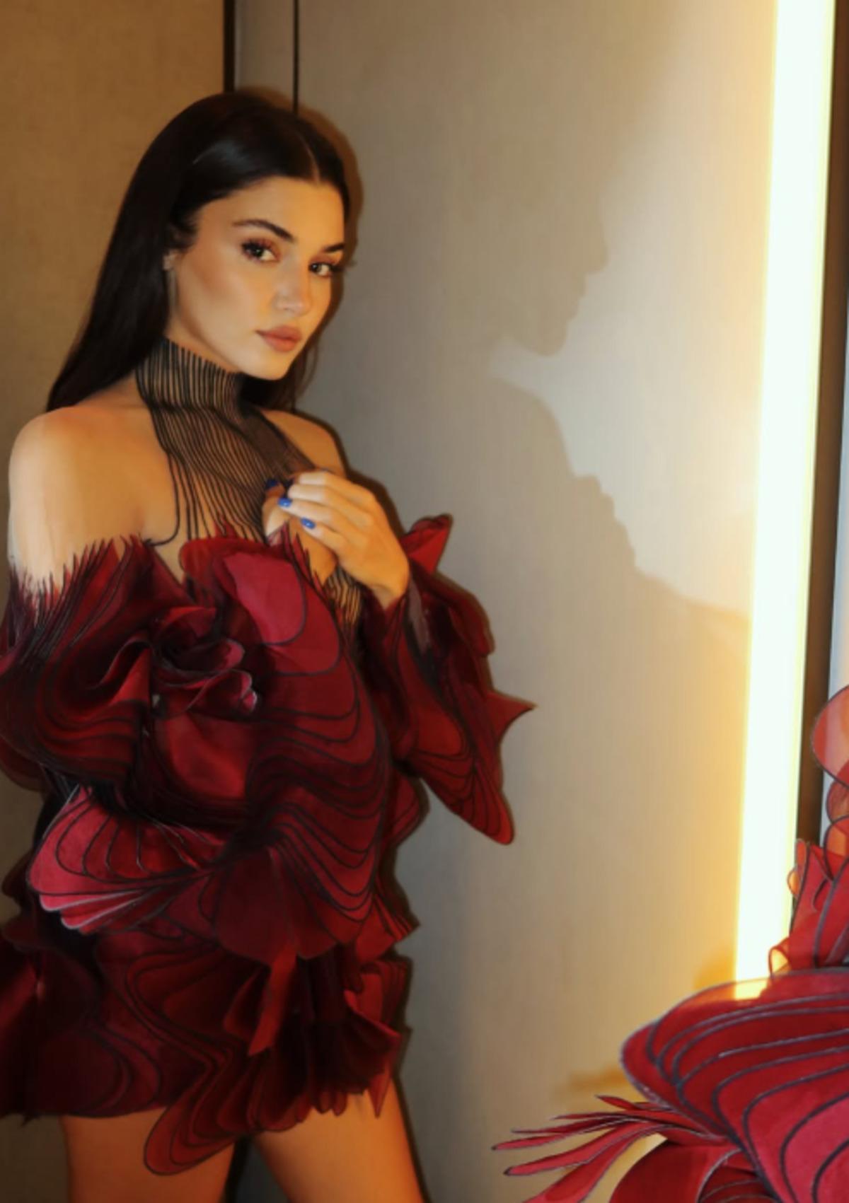 Hande Erçel süper minisiyle Paris i salladı! Sosyal medya onu konuştu  1