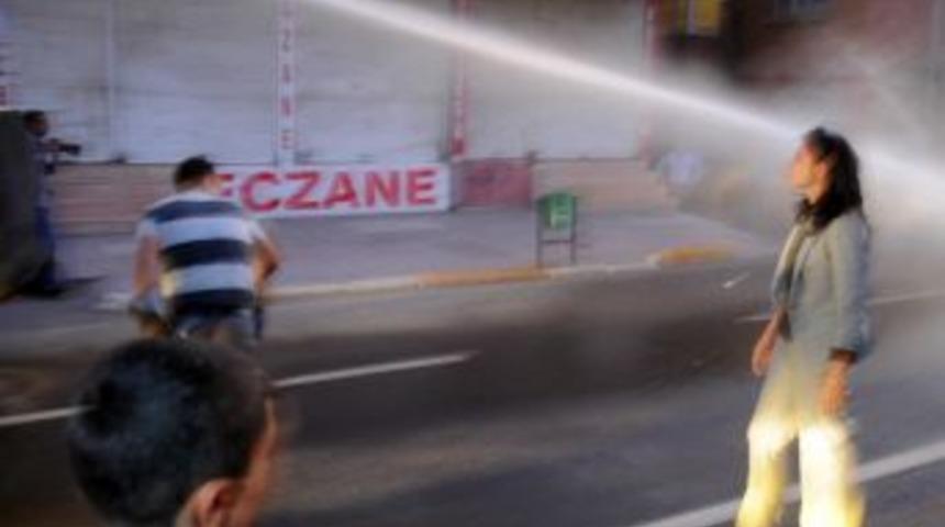 İzinsiz y&uuml;r&uuml;yen milletvekillerine polis su sıktı