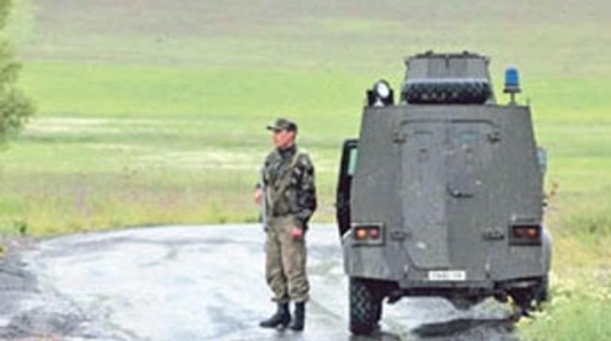 Yol kesen PKK'lılarla &ccedil;atışma &ccedil;ıktı