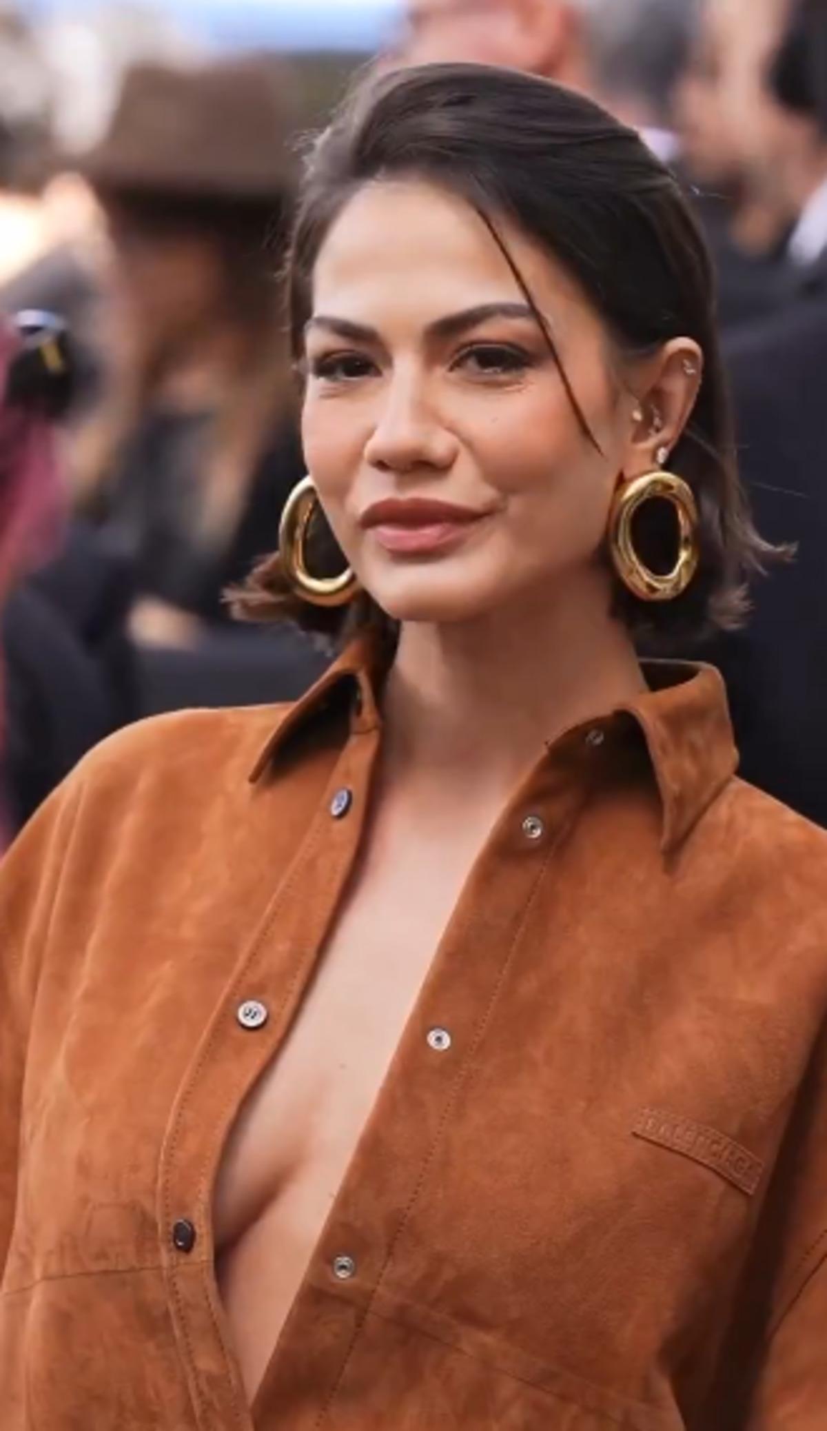 Demet Özdemir yeni imajıyla Paris Moda Haftası nda! Gömleğinin düğmelerini açıkta bıraktı 4