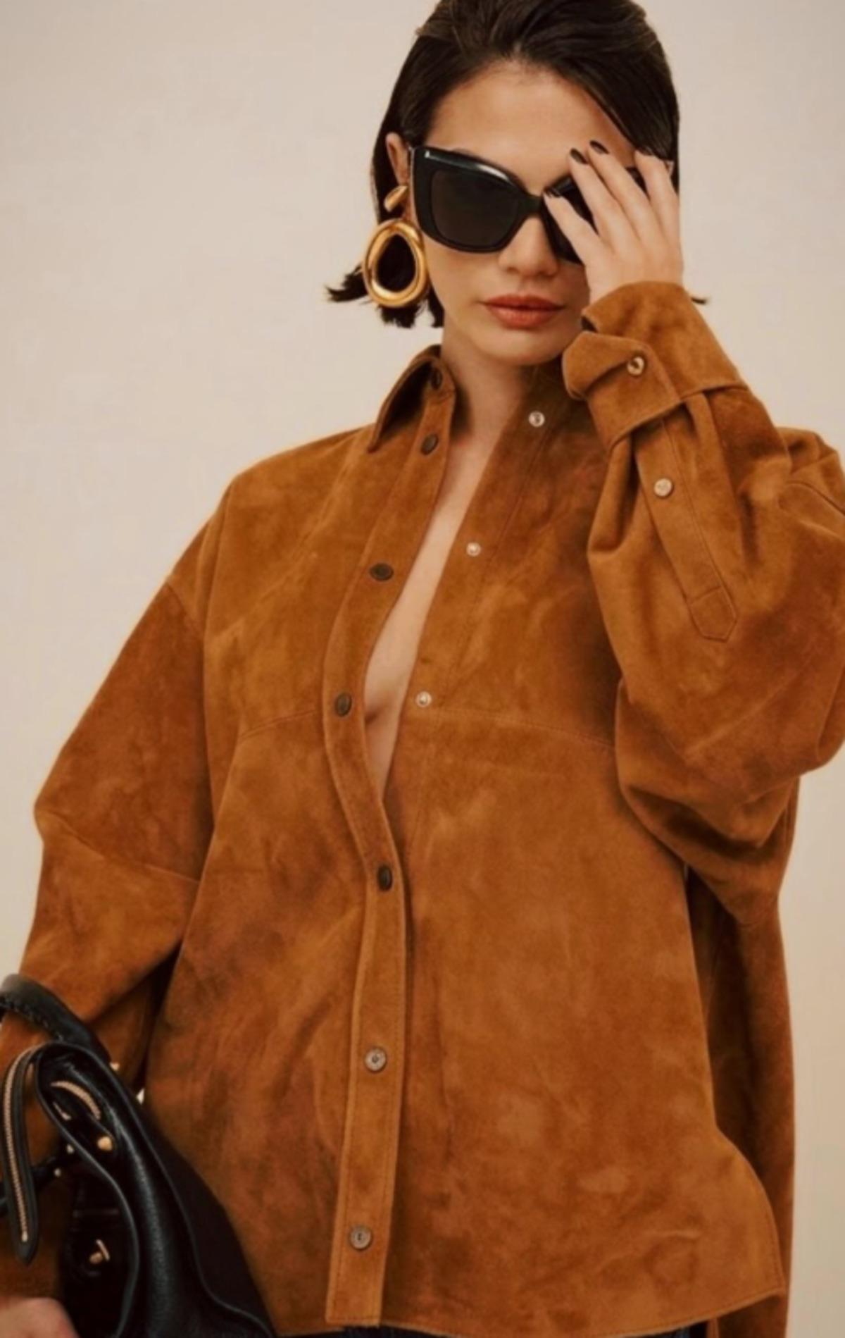 Demet Özdemir yeni imajıyla Paris Moda Haftası nda! Gömleğinin düğmelerini açıkta bıraktı 2
