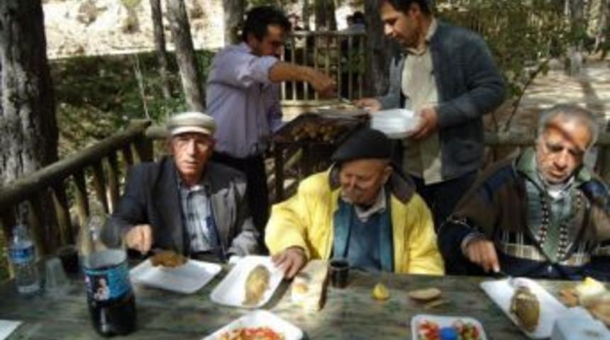 Huzurevi sakinleri farlı bir huzur buldu