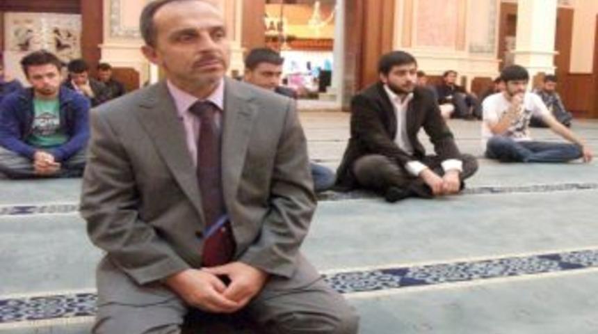 &Uuml;niversiteli &ouml;ğrenciler depremzedeler i&ccedil;in yardım toplayıp mevlit okuttu