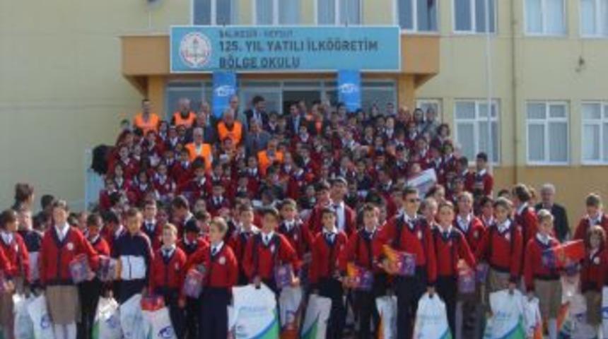 Kimse Yok Mu Derneği bayram &ouml;ncesi &ouml;ğrencileri sevindirdi