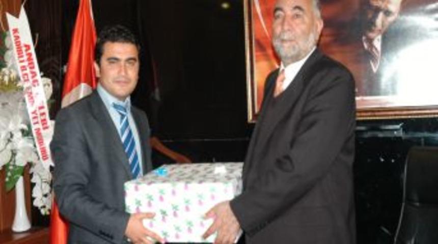 AK Partili gen&ccedil;ler Kur'an kursuna sinevizyon cihazı hediye etti