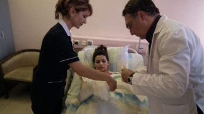 Depremde kolu kopan Azeri hemşire: Devlet b&uuml;y&uuml;klerinden yardım bekliyorum