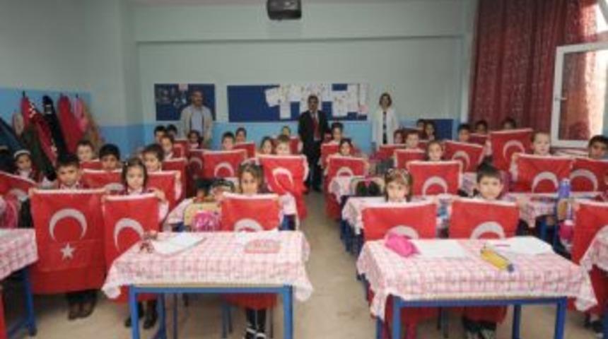 Minikler bayrakla tanıştı