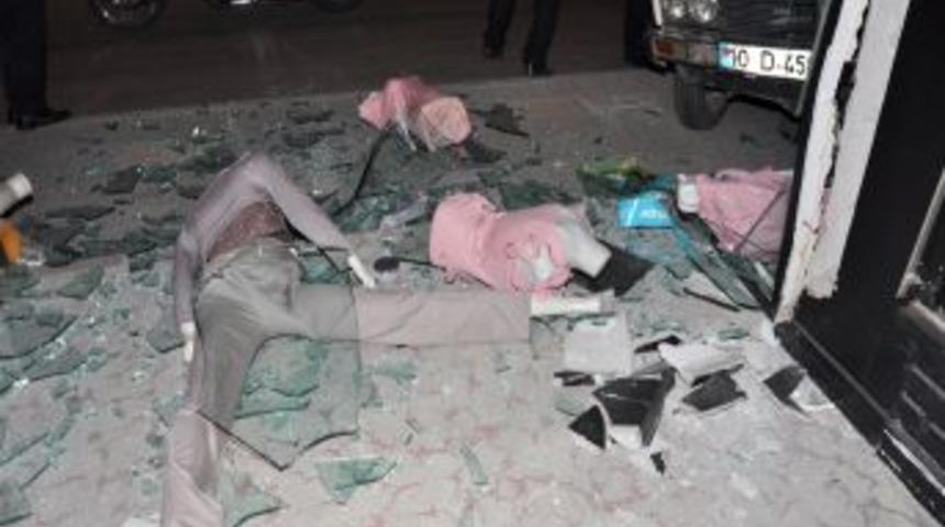 Dikkatsiz s&uuml;r&uuml;c&uuml; mağazanın vitrinine girdi