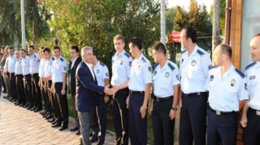 Karşıyaka işgaller kaldırıldı, kaldırımlar yayalara kaldı