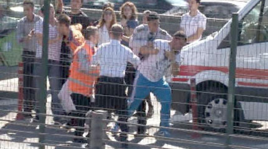 Metrob&uuml;ste &ouml;l&uuml;m, yolcuları isyan ettirdi