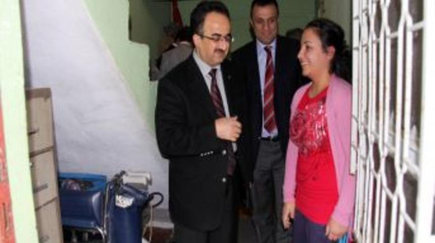 Okula g&ouml;nderilmeyen 5 kız &ouml;ğrenciye Kaymakam Orhan ve M&uuml;ft&uuml; Demir umut oldu