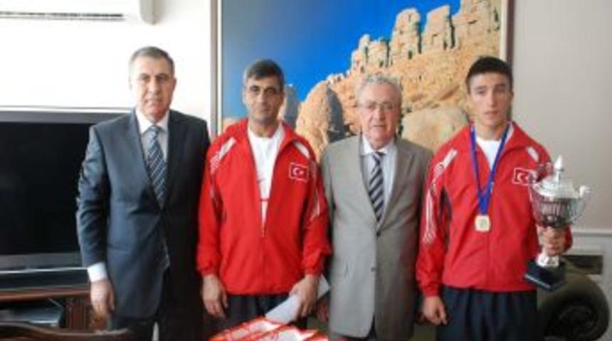 Adıyaman Valisi Sodan şampiyonunları kabul etti