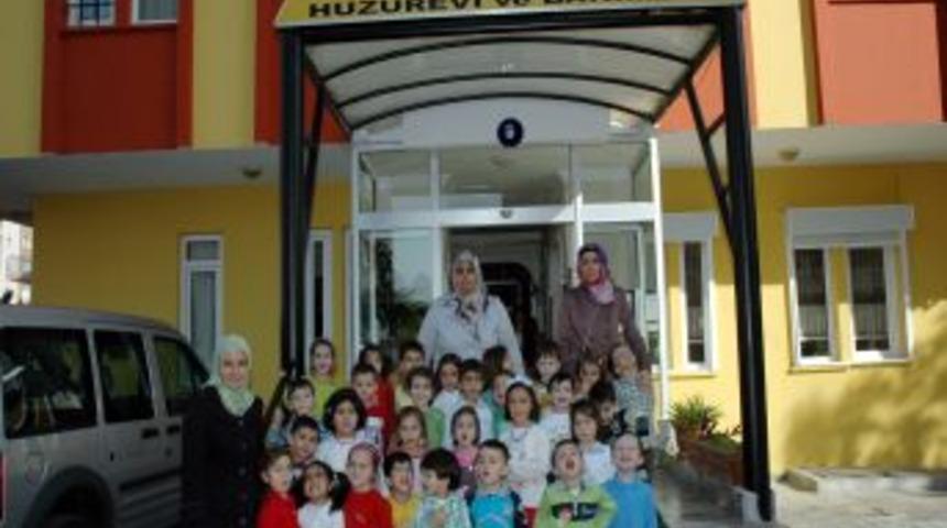 Minikler huzurevinde yaşlıların elini &ouml;p&uuml;p dua aldı