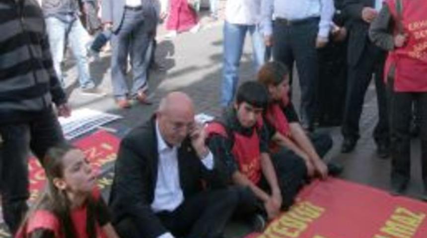 CHP'li milletvekilinin desteklediği oturma eylemi g&uuml;venlik g&uuml;&ccedil;lerini zora soktu