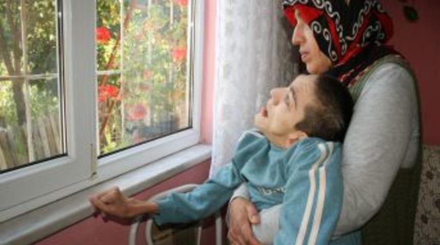 32 yıldır engelli oğluna bakıyor