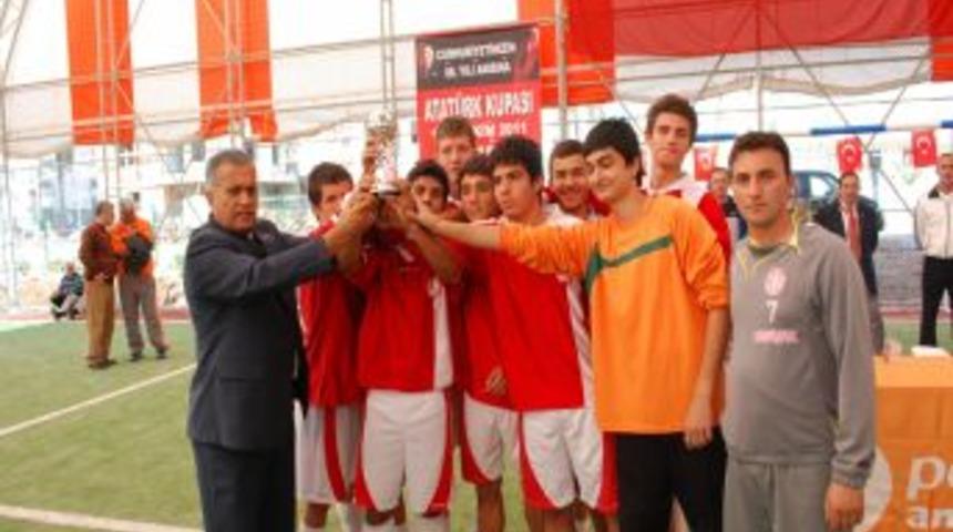 Cumhuriyet'in 88. yıld&ouml;n&uuml;m&uuml; dolayısıyla futbol turnuvası d&uuml;zenlendi