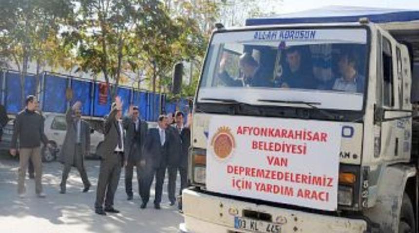 Afyonkarahisar'da toplanan 2 kamyon yardım malzemesi yola &ccedil;ıktı