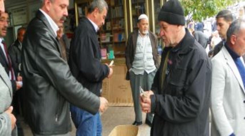Cuma namazı &ccedil;ıkışında Van i&ccedil;in para toplandı