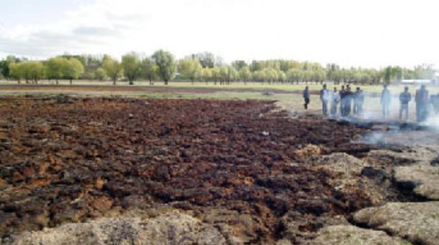 Erciş'te toprak yanıyor