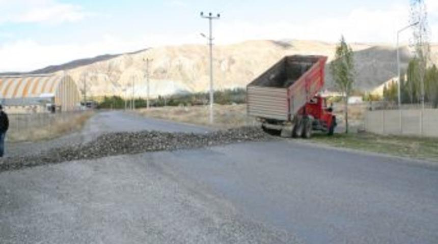 İl &ouml;zel idaresine karşı a&ccedil;tıkları davayı kazanan k&ouml;yl&uuml;ler yolu trafiğe kapattı