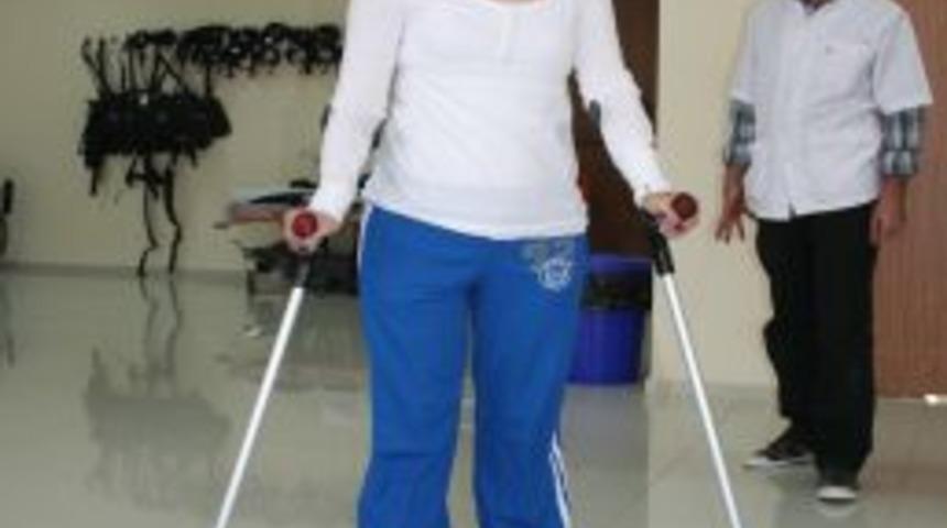 Azim ve lokomatla 26 yaşında y&uuml;r&uuml;meyi yeniden &ouml;ğrendi!