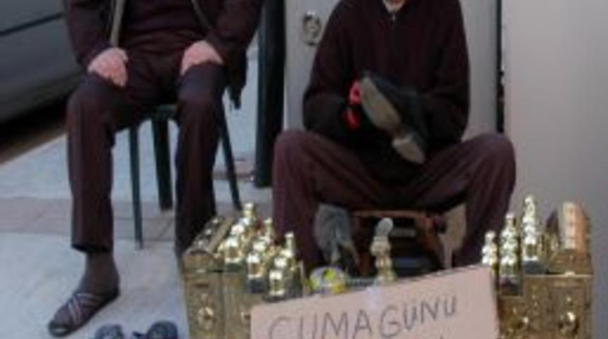 66 yaşındaki dede, ayakkabı boyacılığından kazandığı parayı Van'a bağışladı