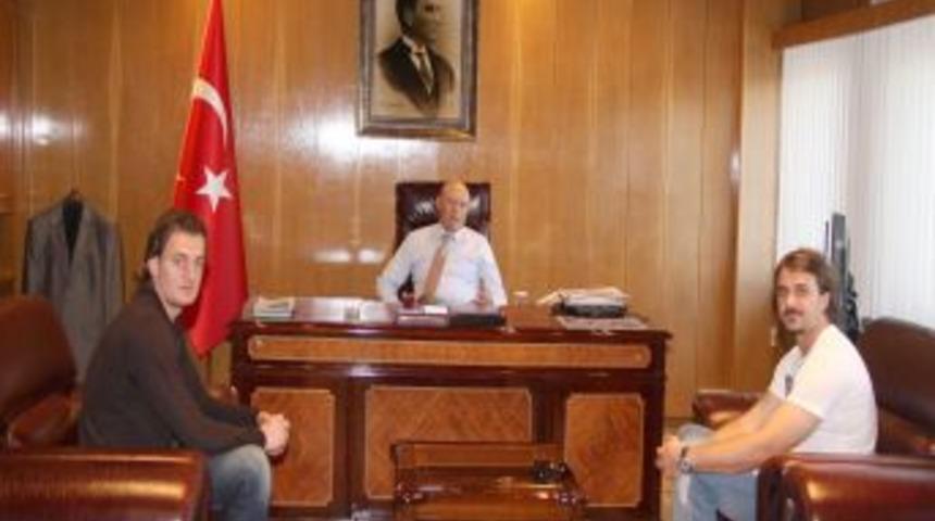 Trabzonsporlu kaleciler Vali Kızılcık'ı ziyaret etti