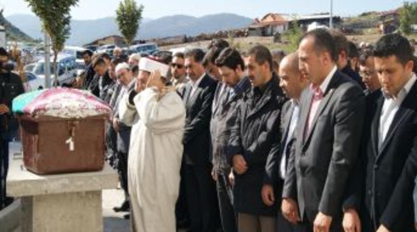 Depremde hayatını kaybeden k&uuml;&ccedil;&uuml;k kız toprağa verildi