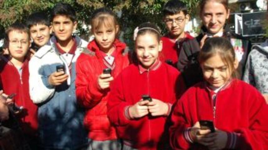 Manisalı &ouml;ğrenciler depremzedelere kısa mesajla destek verdi