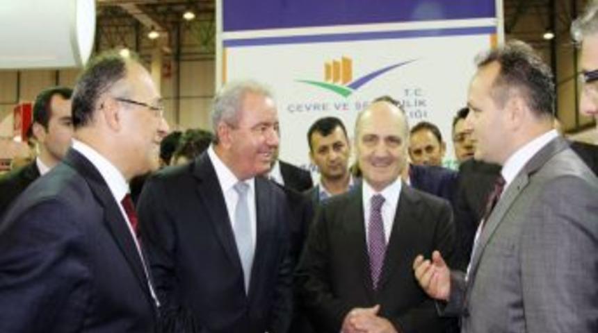 &Ccedil;evre ve Şehircilik Bakanı Bayraktar, CeBIT Bilişim Eurasia Fuarı&rsquo;nı gezdi