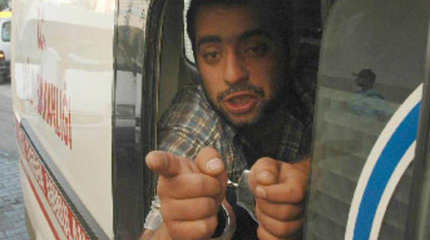 Yakamadığı ağabeyini bı&ccedil;akladı