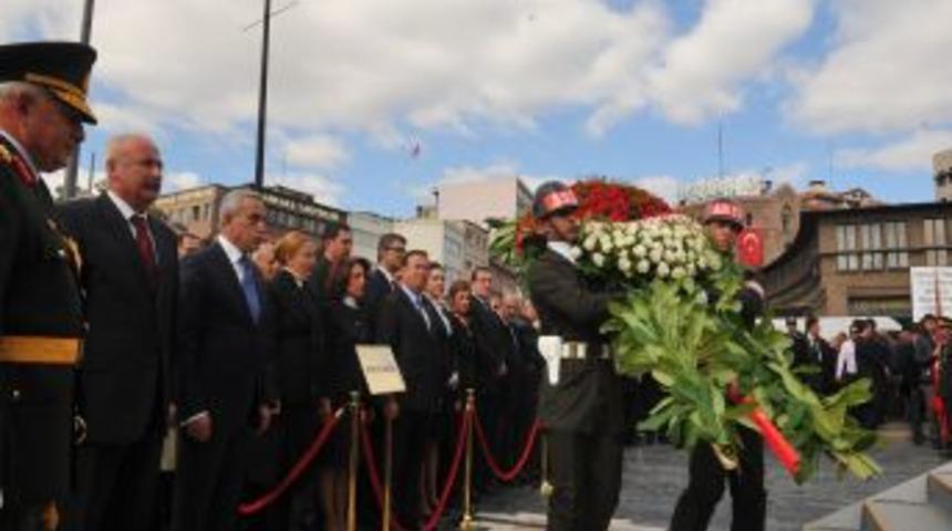 Cumhuriyet'in 88. yılı nedeniyle Atat&uuml;rk Anıtı'na &ccedil;elenk konuldu