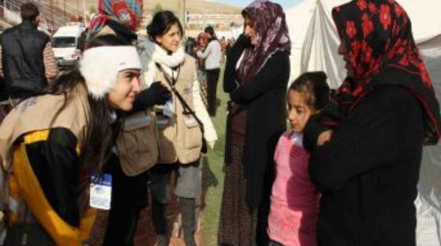 G&ouml;n&uuml;ll&uuml; psikologlar, depremzedelere psikolojik destek veriyor