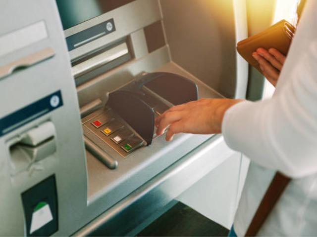 Bankalar tek tek a&ccedil;ıkladı! ATM'den para &ccedil;ekme limitleri belli oldu
