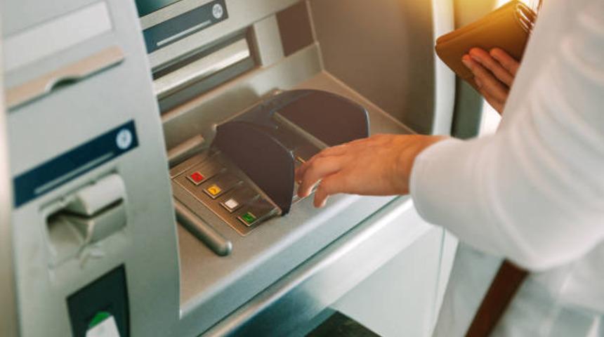 Bankalar tek tek a&ccedil;ıkladı! ATM'den para &ccedil;ekme limitleri belli oldu