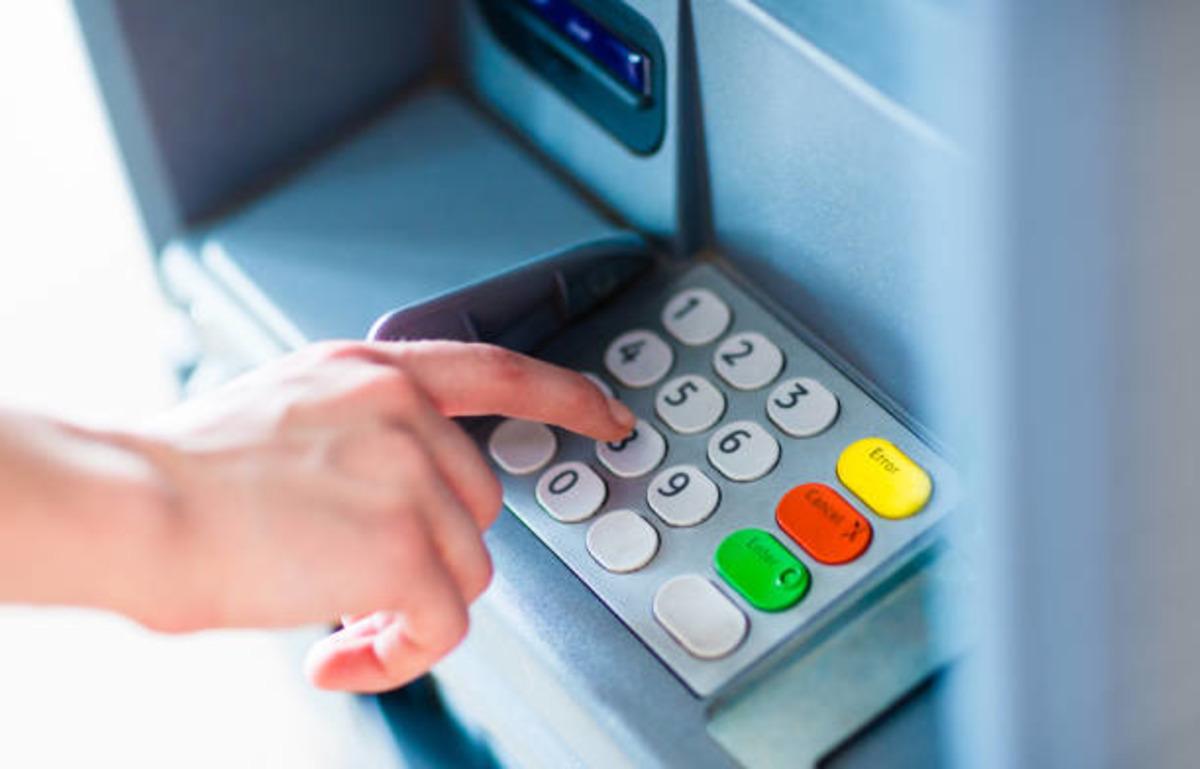 Bankalar tek tek a&ccedil;ıkladı! ATM den para &ccedil;ekme limitleri belli oldu 1