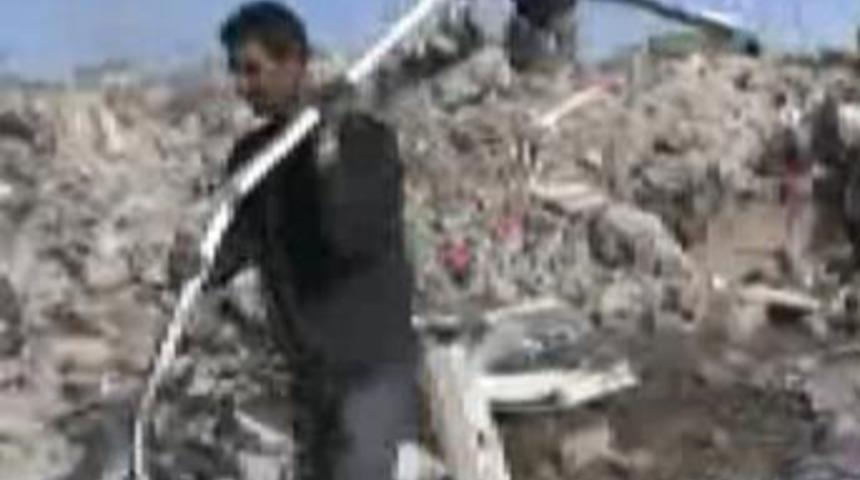 Deprem enkazı ekmek kapısı oldu