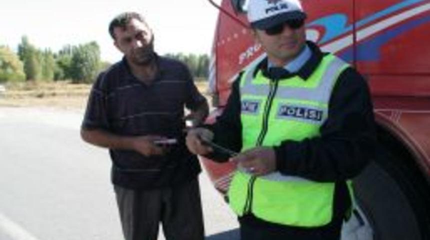 Erzincan'da freni boşalan kamyon, tehlike oluşturdu