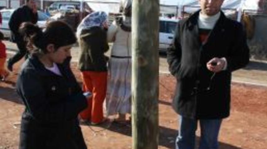 Depremzedeler cep telefonlarını elektrik direklerinde şarj ediyor