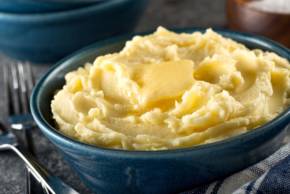 &Uuml;nl&uuml; şef p&uuml;r&uuml;zs&uuml;z patates p&uuml;resi sırrını a&ccedil;ıkladı, meğer tek kaşık yetiyormuş 1