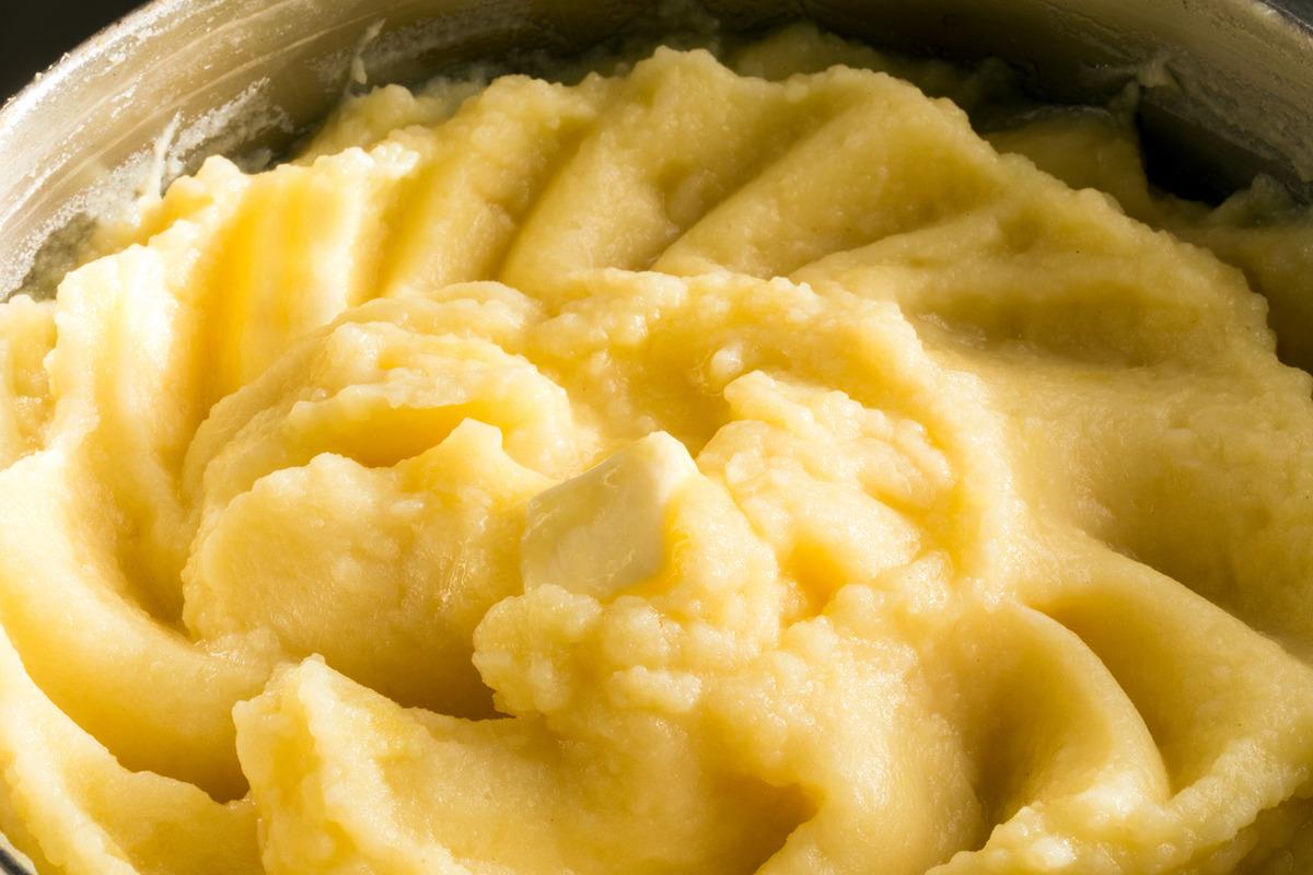 &Uuml;nl&uuml; şef p&uuml;r&uuml;zs&uuml;z patates p&uuml;resi sırrını a&ccedil;ıkladı, meğer tek kaşık yetiyormuş 2