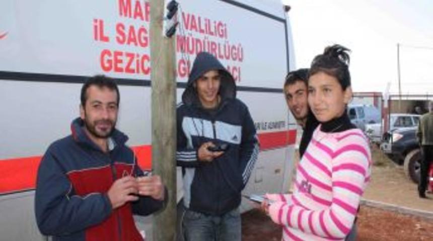 Depremzedeler cep telefonlarını elektrik direklerinde şarj ediyor