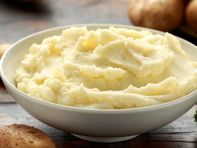&Uuml;nl&uuml; şef p&uuml;r&uuml;zs&uuml;z patates p&uuml;resi sırrını a&ccedil;ıkladı