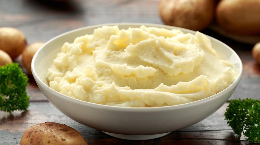 &Uuml;nl&uuml; şef p&uuml;r&uuml;zs&uuml;z patates p&uuml;resi sırrını a&ccedil;ıkladı, meğer tek kaşık yetiyormuş