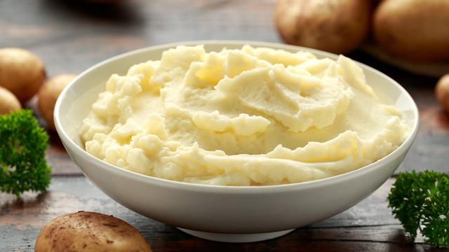 Ünlü şef pürüzsüz patates püresi sırrını açıkladı, meğer tek kaşık yetiyormuş