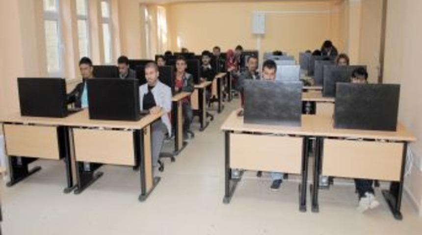 Hakkari &Uuml;niversitesi'nde Bilgisayarlı Yabancı Dil Laboratuvarı a&ccedil;ıldı