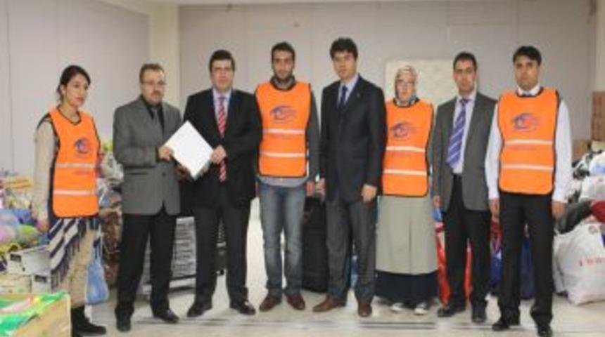 Zirve öğrencileri Van için topladığı yardımı Kimse Yok Mu Derneği'ne teslim etti