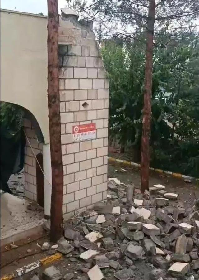 Fırtına da cami minaresi ve ağa&ccedil; devrildi, &ccedil;atı yıkıldı 3