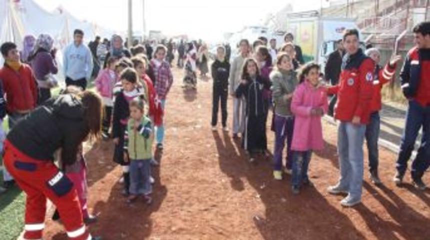 Depremzede &ccedil;ocukların y&uuml;z&uuml; oyunla g&uuml;ld&uuml;